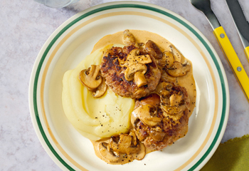 Salisbury-Steaks mit Erdäpfelpüree Foto: © Elke Gebeshuber/Marian Inhouse-Agentur Salisbury-Steaks mit Erdäpfelpüree Foto: © Elke Gebeshuber/Marian Inhouse-Agentur