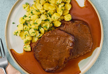 Sous-Vide-Rindsschnitzel mit Schnittlauchnockerln Foto: © Elke Gebeshuber/Marian Inhouse-Agentur Sous-Vide-Rindsschnitzel mit Schnittlauchnockerln Foto: © Elke Gebeshuber/Marian Inhouse-Agentur