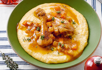 Hendlkeulen au Vin mit cremiger Polenta Foto: © Eva Strateva/Marian Inhouse-Agentur Hendlkeulen au Vin mit cremiger Polenta Foto: © Eva Strateva/Marian Inhouse-Agentur
