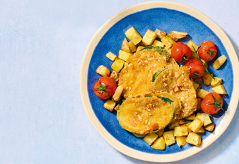 Zucchinischnitzel mit knusprigen Erdöpfeln und Ofentomaten Foto: © Elke Gebeshuber/Marian Inhouse-Agentur Zucchinischnitzel mit knusprigen Erdöpfeln und Ofentomaten Foto: © Elke Gebeshuber/Marian Inhouse-Agentur