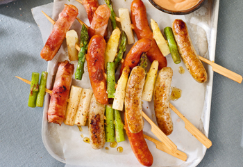 Würstel-Spargel-Spieße mit Grillmais und Erdäpfelwedges Foto: © Matthias Piket/Marian Inhouse-Agentur Würstel-Spargel-Spieße mit Grillmais und Erdäpfelwedges Foto: © Matthias Piket/Marian Inhouse-Agentur