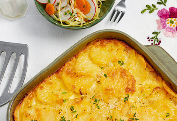 Erdäpfel-Gratin mit Frühlingsgemüsesalat Foto: © Elke Gebeshuber/Marian Inhouse-Agentur Erdäpfel-Gratin mit Frühlingsgemüsesalat Foto: © Elke Gebeshuber/Marian Inhouse-Agentur