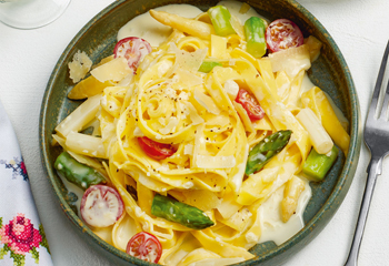 Spargel-Fettuccine mit Cherrytomaten Foto: © Elke Gebeshuber/Marian Inhouse-Agentur Spargel-Fettuccine mit Cherrytomaten Foto: © Elke Gebeshuber/Marian Inhouse-Agentur