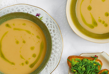 Miso-Erdäpfel-Lauch-Suppe mit Schnittlauchöl Foto: © Elke Gebeshuber/Marian Inhouse-Agentur Miso-Erdäpfel-Lauch-Suppe mit Schnittlauchöl Foto: © Elke Gebeshuber/Marian Inhouse-Agentur