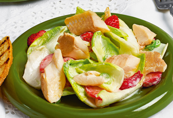 Chicorée-Erdbeer-Salat mit Forelle Foto: © Elke Gebeshuber/Marian Inhouse-Agentur Chicorée-Erdbeer-Salat mit Forelle Foto: © Elke Gebeshuber/Marian Inhouse-Agentur