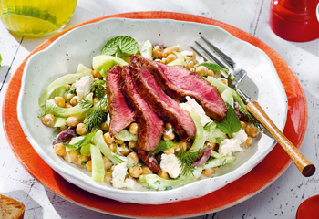 Gurken-Kichererbsen-Salat mit Feta und Flat-Iron-Steak Foto: © Eva Strateva/Marian Inhouse-Agentur Gurken-Kichererbsen-Salat mit Feta und Flat-Iron-Steak Foto: © Eva Strateva/Marian Inhouse-Agentur