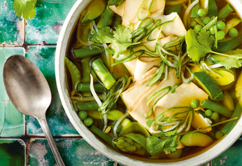 Asiatische Frühlingsgemüsesuppe Foto: © Matthias Piket/Marian Inhouse-Agentur Asiatische Frühlingsgemüsesuppe Foto: © Matthias Piket/Marian Inhouse-Agentur