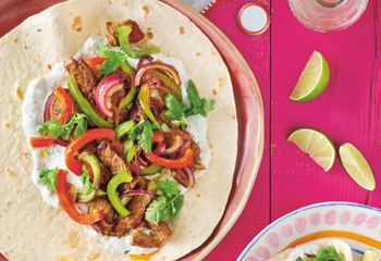 Beef-Fajitas mit Jalapeño-Sauerrahm-Salsa Foto: © Eva Strateva/Marian Inhouse-Agentur Beef-Fajitas mit Jalapeño-Sauerrahm-Salsa Foto: © Eva Strateva/Marian Inhouse-Agentur
