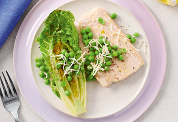 Wildlachsfilet mit gebratenem Salat und Erbsen Foto: © Eva Strateva/Marian Inhouse-Agentur Wildlachsfilet mit gebratenem Salat und Erbsen Foto: © Eva Strateva/Marian Inhouse-Agentur