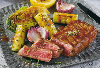 Miso-Rumpsteak mit Sweet-Chili-Grillgemüse und Curry-Erdäpfelsalat Foto: © Matthias Piket/Marian Inhouse-Agentur Miso-Rumpsteak mit Sweet-Chili-Grillgemüse und Curry-Erdäpfelsalat Foto: © Matthias Piket/Marian Inhouse-Agentur