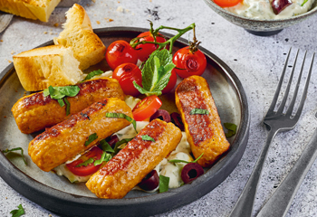Cevapcici mit gegrillten Tomaten und Tzatziki-Feta-Salat Foto: © Matthias Piket/Marian Inhouse-Agentur Cevapcici mit gegrillten Tomaten und Tzatziki-Feta-Salat Foto: © Matthias Piket/Marian Inhouse-Agentur