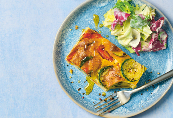 Tomaten-Zucchini-Hirtenkäse-Tarte mit Blattsalat Foto: © Elke Gebeshuber/Marian Inhouse-Agentur