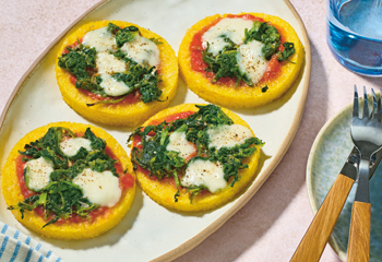 Polenta Minipizzen mit Spinat Foto: © Elke Gebeshuber/Marian Inhouse-Agentur Polenta Minipizzen mit Spinat Foto: © Elke Gebeshuber/Marian Inhouse-Agentur