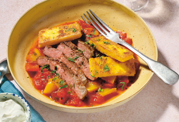 Polentastäbchen mit Tomaten-Paprika-Sauce und Rindssteak Foto: © Elke Gebeshuber/Marian Inhouse-Agentur Polentastäbchen mit Tomaten-Paprika-Sauce und Rindssteak Foto: © Elke Gebeshuber/Marian Inhouse-Agentur