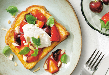 French Toast mit Erdbeer-Kirsch-Kompott und Marzipancreme Foto: © Matthias Piket/Marian Inhouse-Agentur