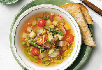 Frühsommerliche Gemüsesuppe mit Miso Foto: © Matthias Piket/Marian Inhouse-Agentur Frühsommerliche Gemüsesuppe mit Miso Foto: © Matthias Piket/Marian Inhouse-Agentur