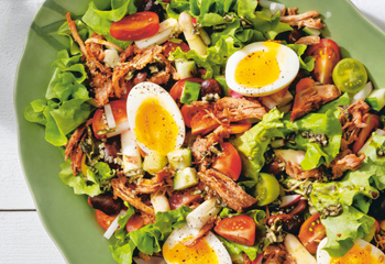 Bunter Salat auf steirische Art mit Pulled Pork und Ei Foto: © Matthias Piket/Marian Inhouse-Agentur Bunter Salat auf steirische Art mit Pulled Pork und Ei Foto: © Matthias Piket/Marian Inhouse-Agentur