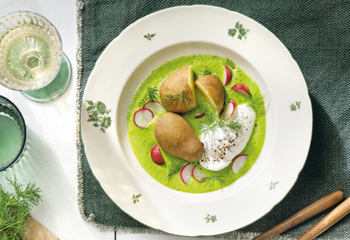 Grüne Sauce mit heurigen Erdäpfeln, Radieschen und pochiertem Ei Foto: © Matthias Piket/Marian Inhouse-Agentur Grüne Sauce mit heurigen Erdäpfeln, Radieschen und pochiertem Ei Foto: © Matthias Piket/Marian Inhouse-Agentur