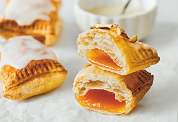 Blätterteigtaschen mit selbst gemachter Marillenmarmelade Foto: © StockFood Blätterteigtaschen mit selbst gemachter Marillenmarmelade Foto: © StockFood