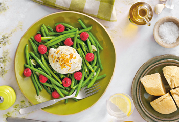 Büffelmozzarella mit Fisolen und Himbeeren Foto: © Eva Strateva/Marian Inhouse-Agentur Büffelmozzarella mit Fisolen und Himbeeren Foto: © Eva Strateva/Marian Inhouse-Agentur