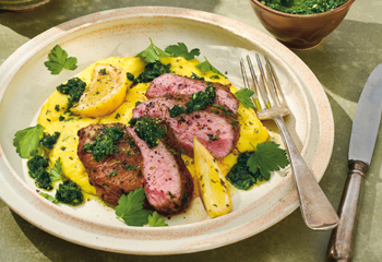 Lamm-Hüftsteak mit Rosmarinpolenta und Gremolata Foto: © Elke Gebeshuber/Marian Inhouse-Agentur Lamm-Hüftsteak mit Rosmarinpolenta und Gremolata Foto: © Elke Gebeshuber/Marian Inhouse-Agentur