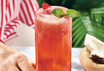 Erdbeer-Kokos-Spritz Foto: © Matthias Piket/Marian Inhouse-Agentur Erdbeer-Kokos-Spritz Foto: © Matthias Piket/Marian Inhouse-Agentur