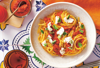 Spaghetti mit Ajvar und Ziegenfrischkäse Foto: © Eva Strateva/Marian Inhouse-Agentur Spaghetti mit Ajvar und Ziegenfrischkäse Foto: © Eva Strateva/Marian Inhouse-Agentur