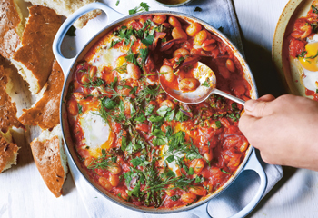 Gebackene Limabohnen mit Tomaten, Eiern, Räucherpaprika und zartem Blattgemüse Foto: © DK Verlag/Kris Kirkham Gebackene Limabohnen mit Tomaten, Eiern, Räucherpaprika und zartem Blattgemüse Foto: © DK Verlag/Kris Kirkham
