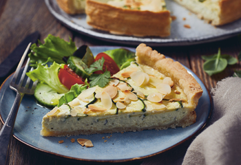 Zucchini-Ricotta-Quiche mit Mandeln Foto: © Vorwerk Zucchini-Ricotta-Quiche mit Mandeln Foto: © Vorwerk