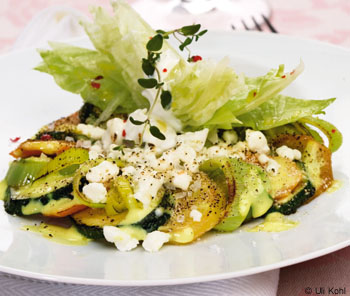 Gemüsegratin mit Safran und Joghurt-Salat