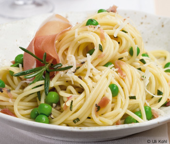 Spaghetti mit Erbsen, Prosciutto und Rosmarin