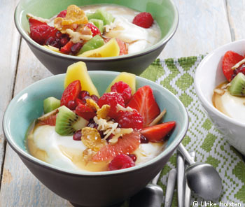 Joghurt mit Früchten, gerösteten Nüssen und Honig