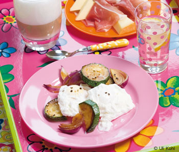 Pochierte Eier mit Zucchini und Zwiebel, dazu Schinken, Käse und Brot, Caffè Latte und Holundersoda