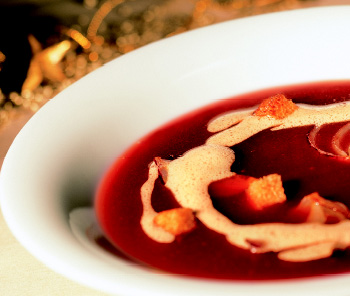 Suppe von roten Zwiebeln mit Zimtcroûtons und Balsamico-Schaum
