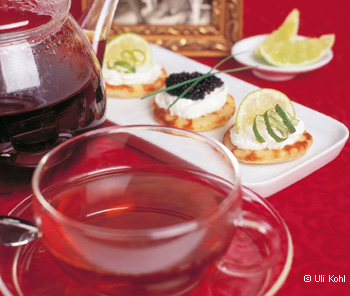 Schwarzer Tee mit pikanten Kaviar-Blinis und süßen Limetten-Wodka-Blinis