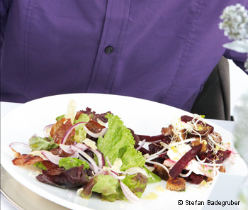 Rote-Rüben-Salat mit gebratenem Schweinefilet & Blattsalat mit Parmesan, Prosciutto und Prosecco-Vinaigrette