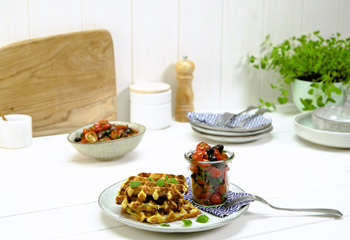 Zucchini-Feta-Waffeln mit Tomatensalat