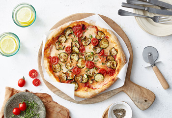 Vegane Pizza mit gebratenen Zucchini und Tomaten