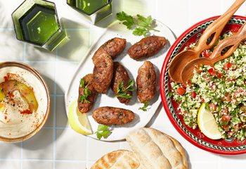 Vegane Köfte mit Tabouleh und Hummus Foto: © Kevin Ilse