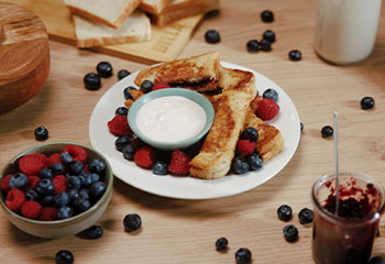 Erdnussbutter-Toaststicks mit Joghurtdip Foto: © Kevin Ilse