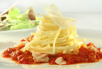 Spaghetti mit Thunfischsugo und Salat