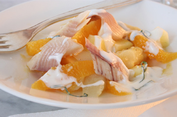 Geräuchertes Forellenfilet auf Spargelsalat mit Apfel und Orange