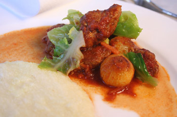 Schweinsragout mit Kohlsprossen, Perlzwiebeln und Grießbrei Schweinsragout mit Kohlsprossen, Perlzwiebeln und Grießbrei