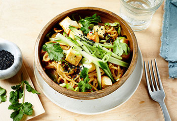 Erdnuss-Nudeln mit Tofu Foto: © Kevin Ilse